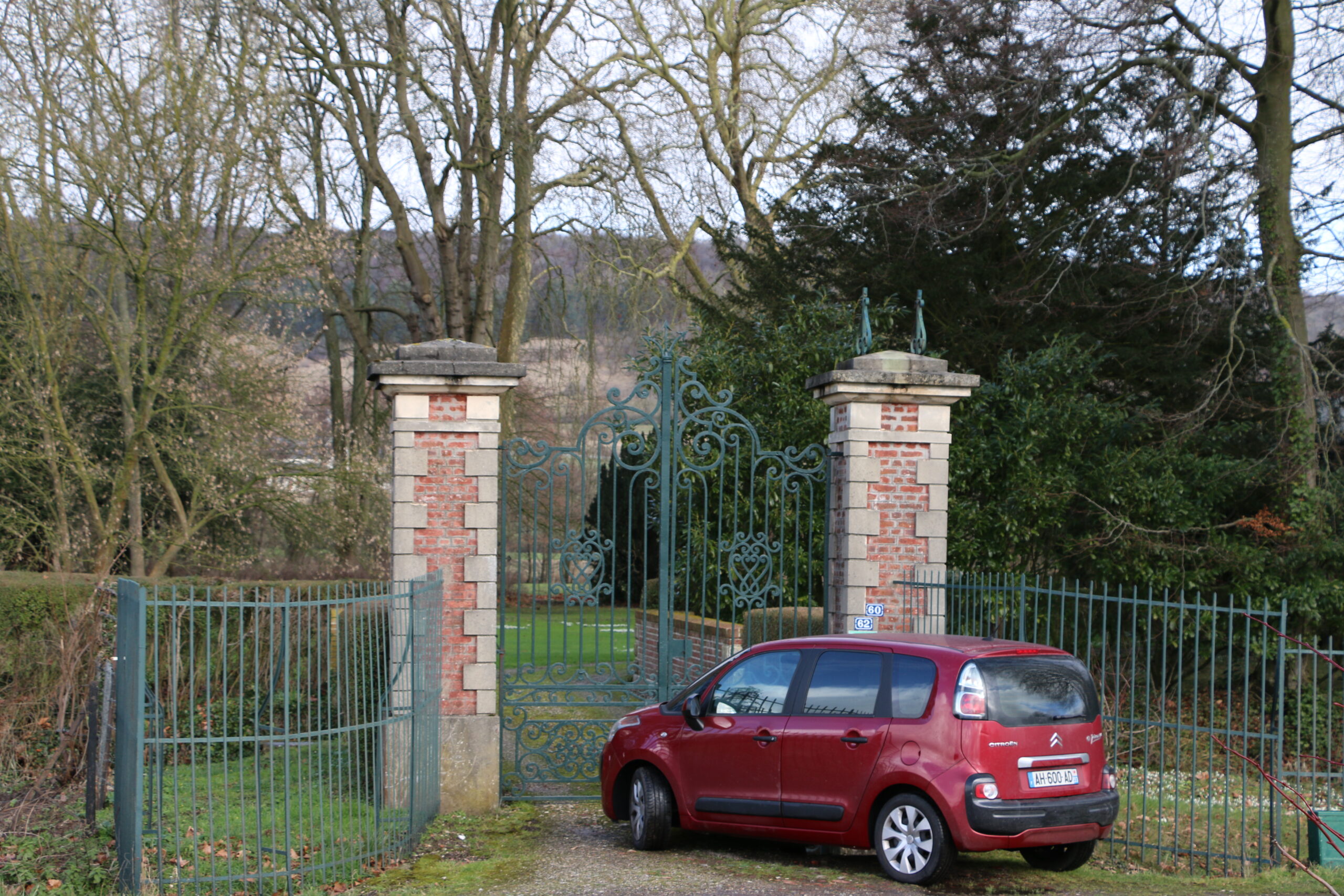 Accès au domaine de Penthièvre via un pont et une grille sécurisée